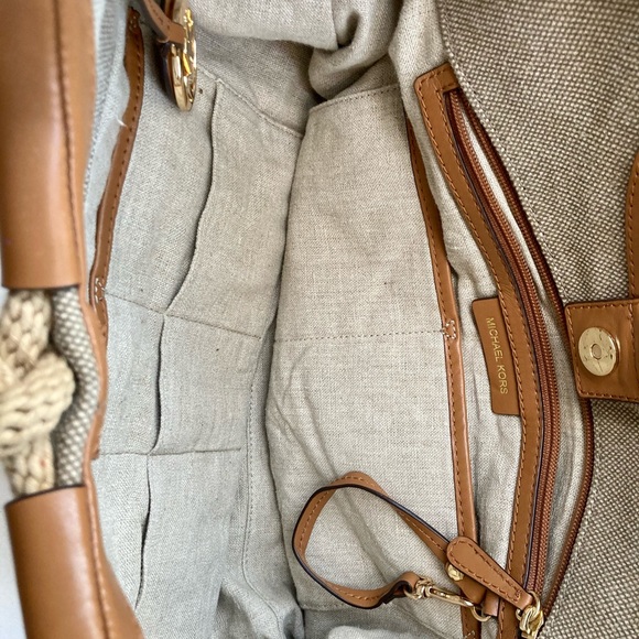 Michael Kors ISLA RING SHOULDER TOTE, khaki - Picture 5 of 6